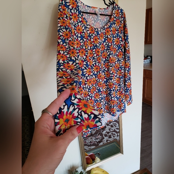 NWOT gleaming gardenias top, lularoe - Picture 5 of 15